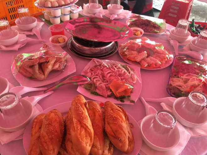 Cô nàng khoe đi ăn cưới cưới toàn đồ biển, dân mạng thi nhau chia sẻ mâm cỗ rồi đoán xem ai quê ở đâu